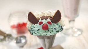 The Monster Sundae: Cookies Jumbo Dengan Topping Es Krim