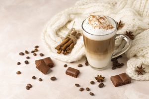 Es Kopi Susu Gandum Dengan Campuran Rempah Kayu Manis