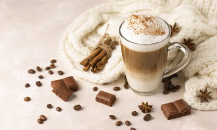 Es Kopi Susu Gandum Dengan Campuran Rempah Kayu Manis