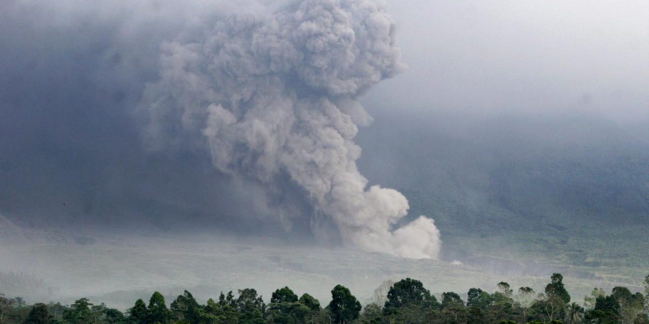 Gunung Semeru Erupsi 3 Kali Pagi Ini, Status Siaga Level III