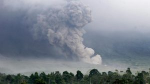 Gunung Semeru Erupsi 3 Kali Pagi Ini, Status Siaga Level III