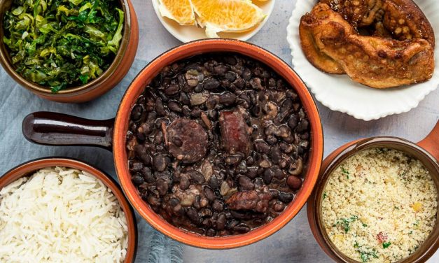 Kelezatan Feijoada: Sup Kacang Hitam Dan Daging Khas Brasil