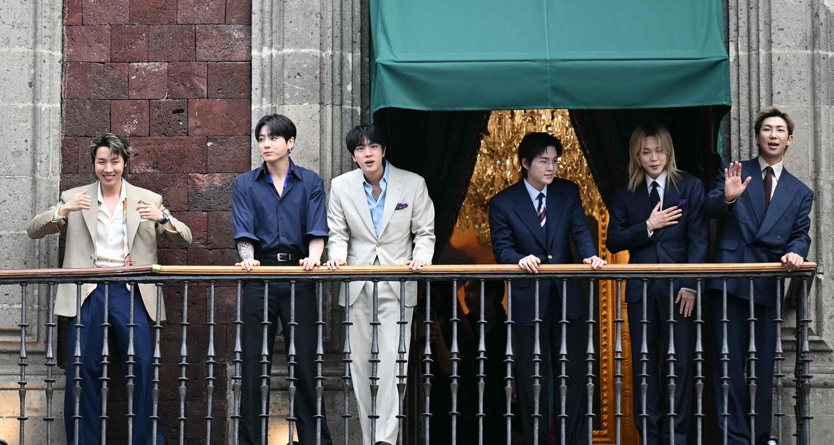 BTS Beri Kejutan Penggemar Dari Istana Kepresidenan Meksiko