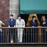 BTS Beri Kejutan Penggemar Dari Istana Kepresidenan Meksiko
