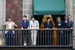 BTS Beri Kejutan Penggemar Dari Istana Kepresidenan Meksiko