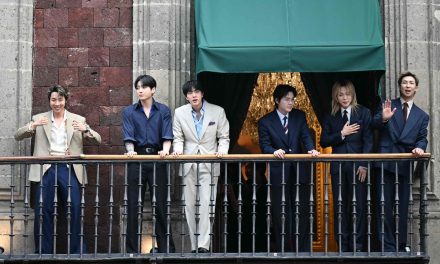 BTS Beri Kejutan Penggemar Dari Istana Kepresidenan Meksiko