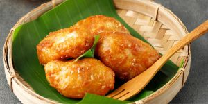 Kue Taripang Makassar: Jajanan Ketan Berlapis Gula Merah