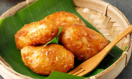 Kue Taripang Makassar: Jajanan Ketan Berlapis Gula Merah