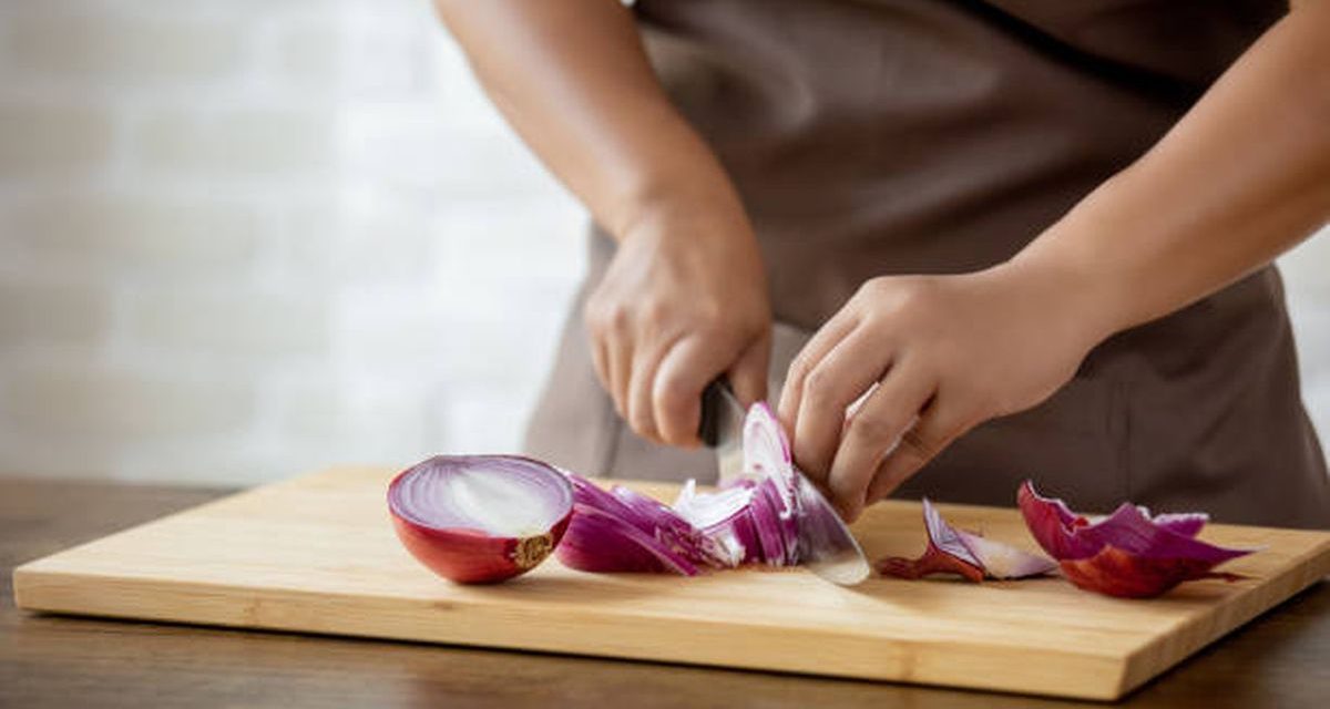 Trik Potong Bawang Bombai Tanpa Pedih, Cukup 30 Menit!