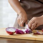 Trik Potong Bawang Bombai Tanpa Pedih, Cukup 30 Menit!