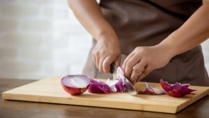 Trik Potong Bawang Bombai Tanpa Pedih, Cukup 30 Menit!