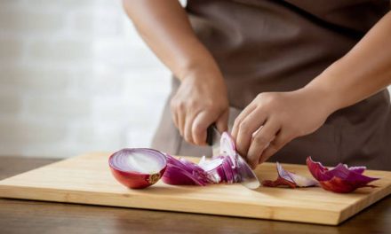 Trik Potong Bawang Bombai Tanpa Pedih, Cukup 30 Menit!