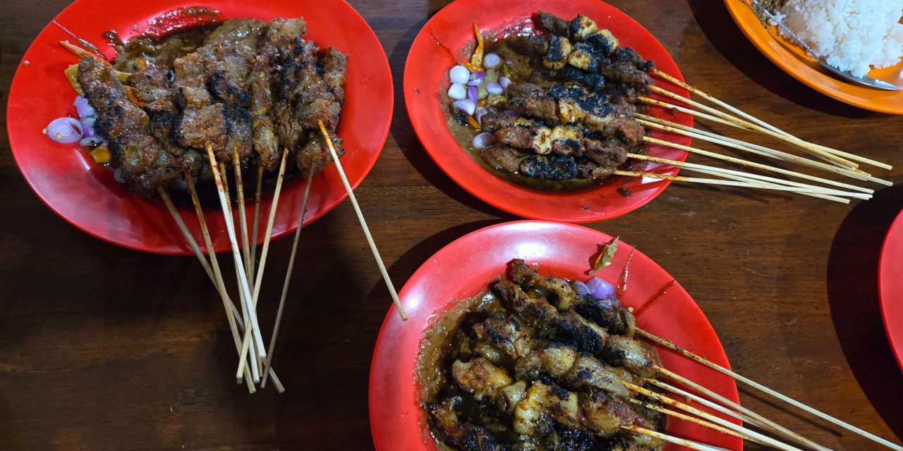 Sate Klopo Ondomohen Surabaya: Sate Berbalut Kelapa Sangrai