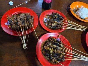 Sate Klopo Ondomohen Surabaya: Sate Berbalut Kelapa Sangrai
