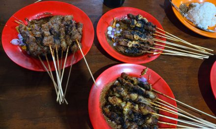 Sate Klopo Ondomohen Surabaya: Sate Berbalut Kelapa Sangrai