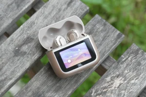 JBL Tour Pro 3 Dengan Smart Charging Case Touchscreen Besar
