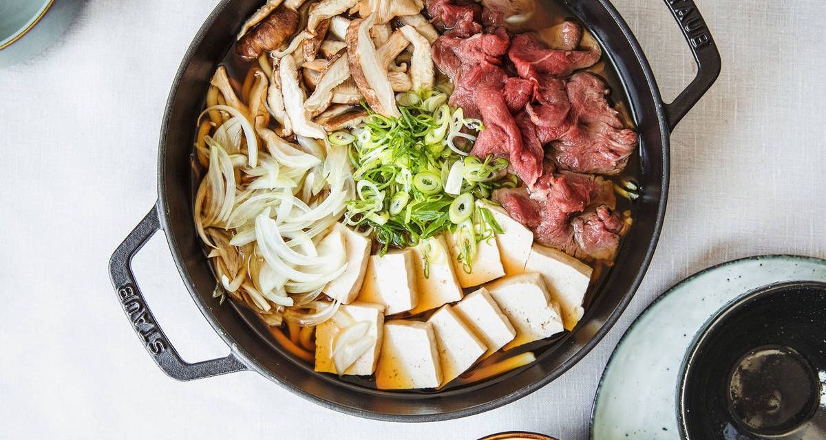 Sukiyaki Jepang Berbalut Kuah Soy Sauce Dan Celupan Telur