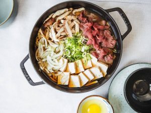 Sukiyaki Jepang Berbalut Kuah Soy Sauce Dan Celupan Telur