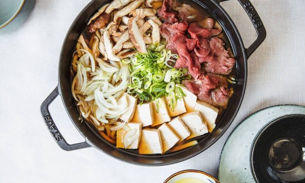 Sukiyaki Jepang Berbalut Kuah Soy Sauce Dan Celupan Telur