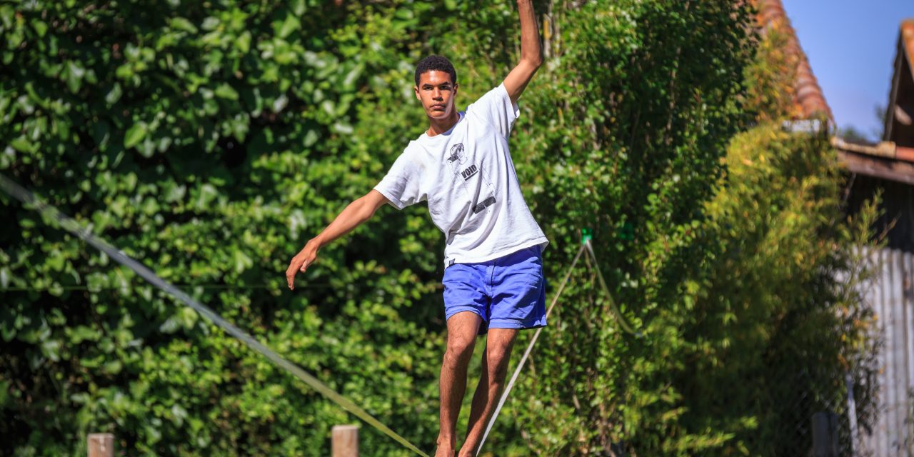 Tren Olahraga Slacklining Kini Digandrungi Komunitas Luar Ruang