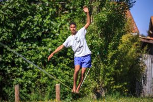 Tren Olahraga Slacklining Kini Digandrungi Komunitas Luar Ruang