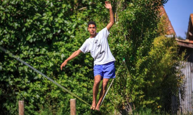 Tren Olahraga Slacklining Kini Digandrungi Komunitas Luar Ruang